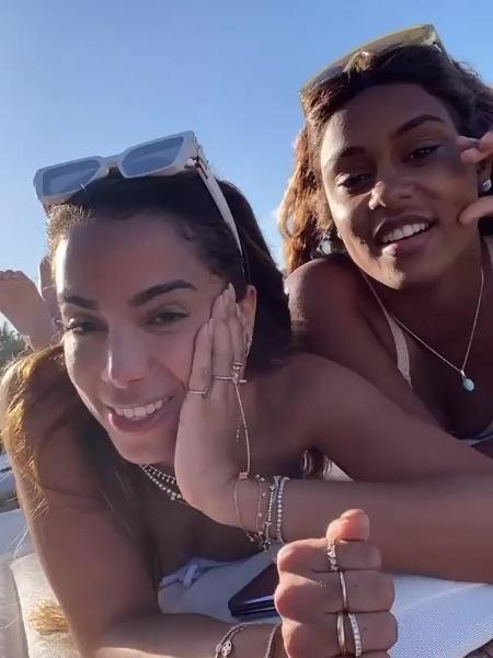 Anitta respondeu fãs ao lado de MC Rebecca - Reprodução/Instagram @rafaeluccman
