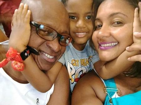 Luciana com o marido, o músico Evaldo Rosa, e o filho, David; carro em que a família estava foi alvejado 62 vezes pelo Exército, no Rio - Arquivo pessoal