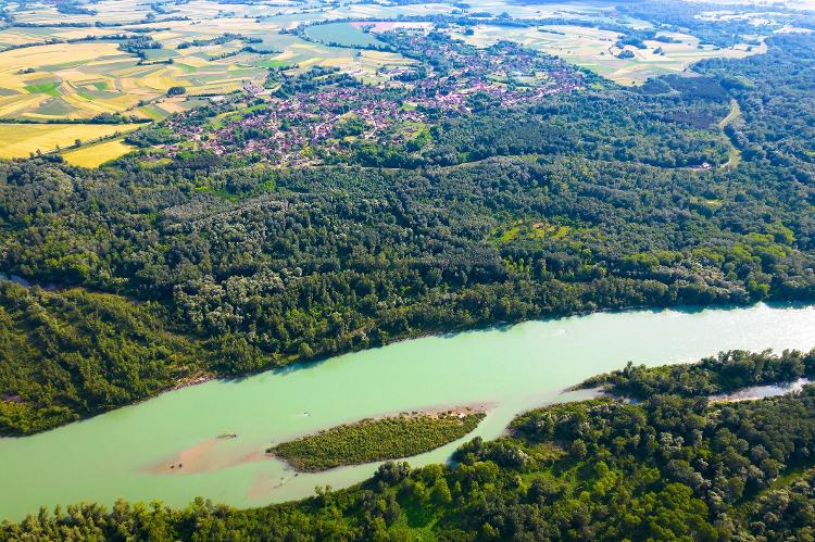 Veduta aerea del fiume Trava e del villaggio di Legrat in Croazia - Getty Images / iStockPhoto - Getty Images / iStockPhoto