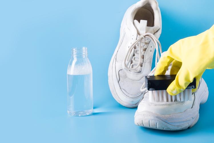 Hidratante corporal pode ser utlizado no pós-limpeza para fortalecer o couro do sapato