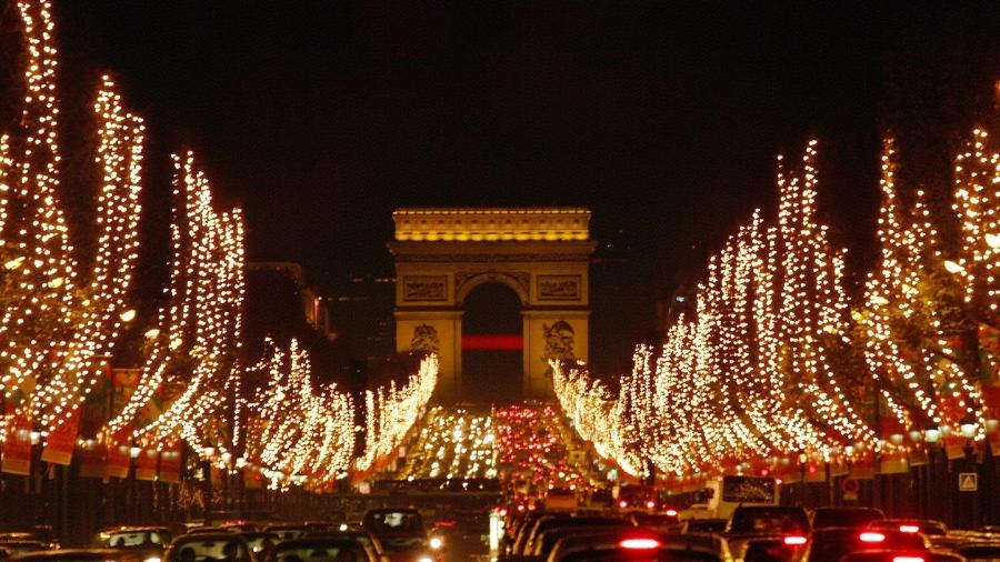Arco do Triunfo, em Paris, em clima natalino - Getty Images/iStockphoto