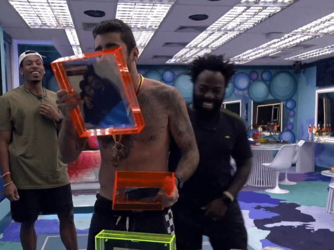 No quarto do líder, Scooby reclama da falta de fotos dos filhos: 'De novo?'