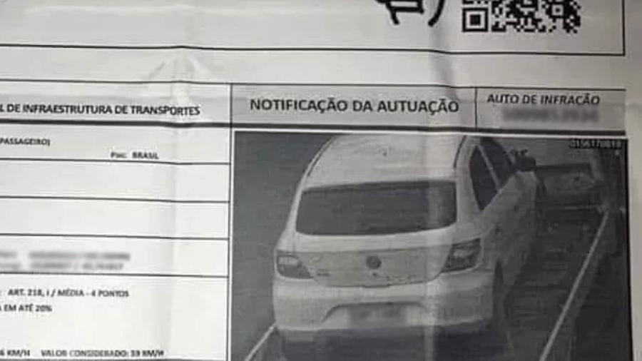 Foto de suposta notificação de multa contra VW Gol tem circulado nas redes; carro transportado em guincho pode ser autuado? - Reprodução