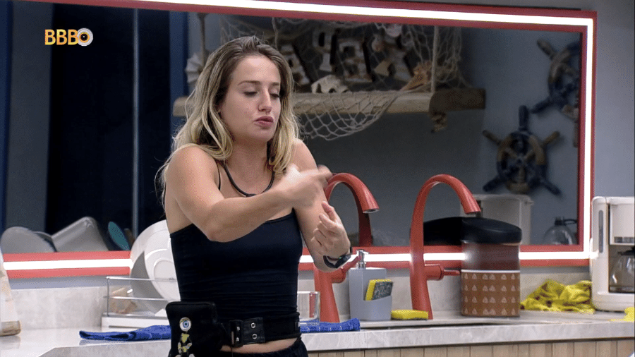 BBB 23: Bruna reclama de "pentelhos" no banheiro - Reprodução/Globoplay