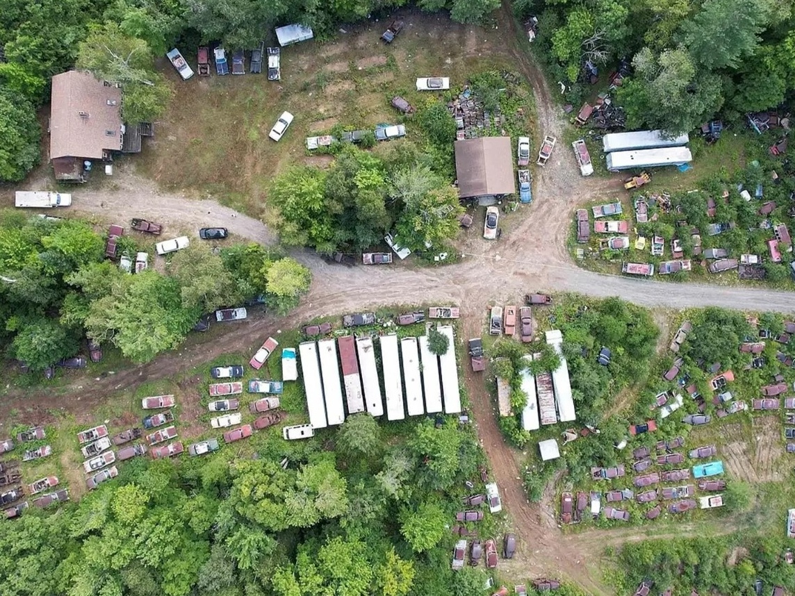 Casa abandonada tem mais de 300 carros largados para 'morrer'