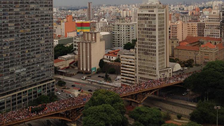 Bloco Tarado ni Você, em 2014, no viaduto Santa Ifigênia: a cidade como palco