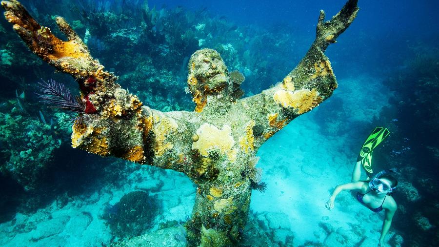 O 'Cristo do Abismo', atração submarina do John Pennekamp State Park, em Key Largo, na Flórida
