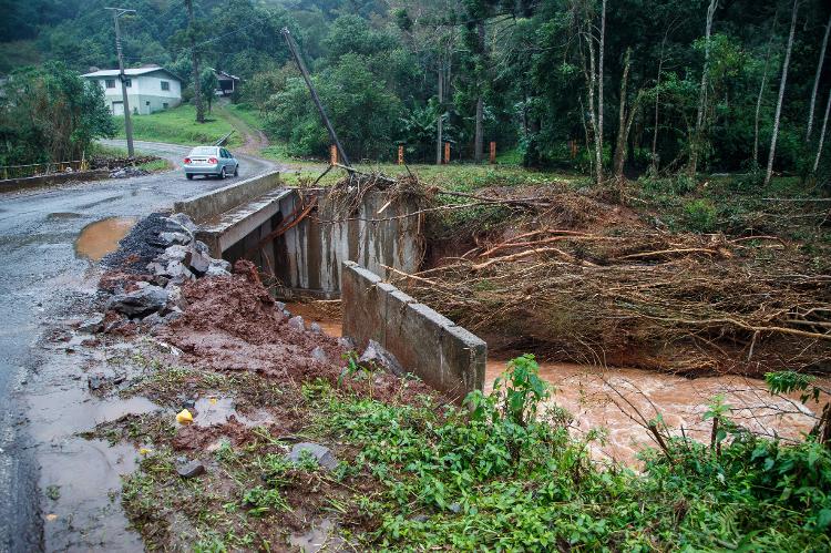 Ponte arrasatada por deslizamento perto do Mundo dos Vinhos, em Caxias do Sul (Rio Grande do Sul)