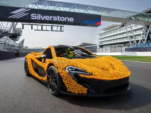 McLaren P1 ganha versão feita em Lego em tamanho real e acelera em pista