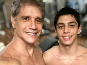 Márcio Garcia posa sem camisa ao lado do filho de 19 anos