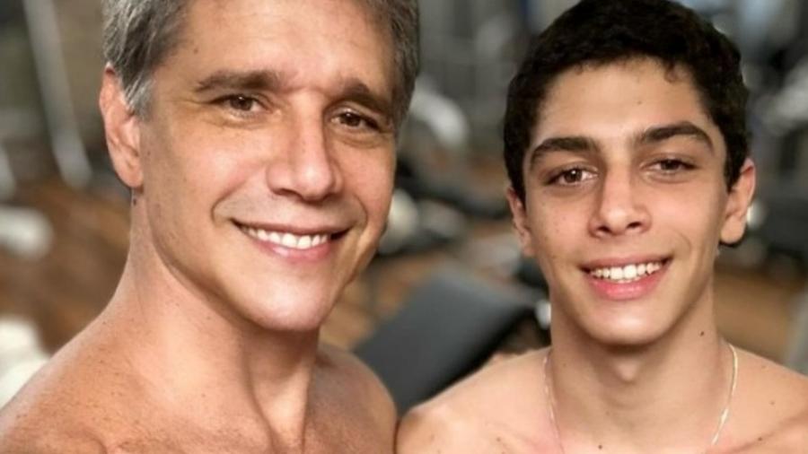 Marcio Garcia posa sem camisa ao lado do filho, Felipe