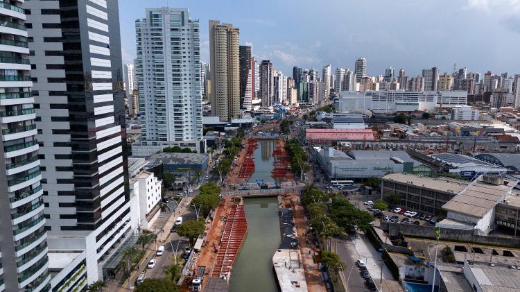 Vista aérea dos trabalhos no canal na avenida Visconde de Souza Franco, em Belém