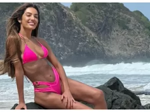 Patrícia Poeta faz pose de sereia e exibe corpo sarado de biquíni: 'Linda'