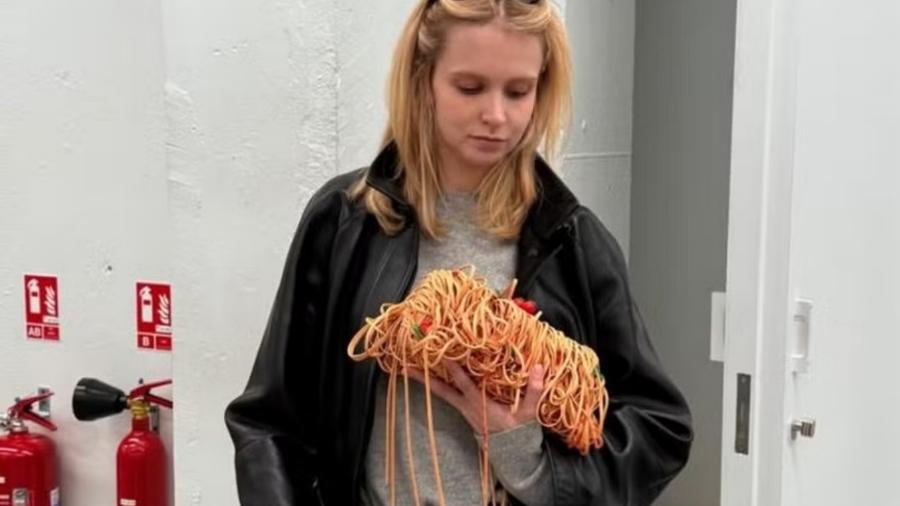 Isabella Scherer com bolsa de macarrão Isabella Scherer com bolsa de macarrão