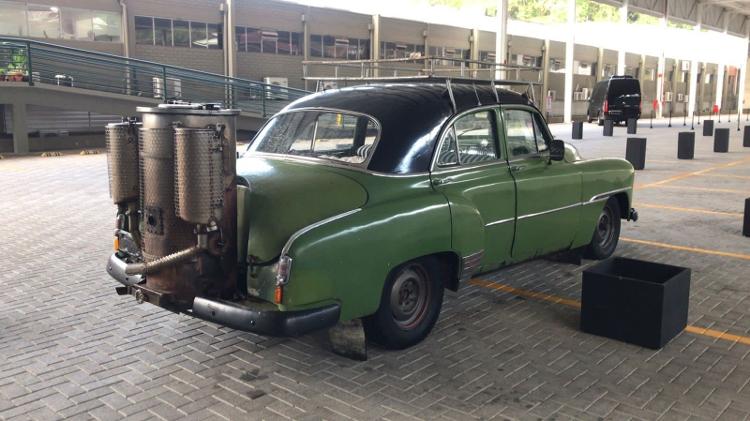 Lenha é colocada em compartimento de metal na traseira do veículo Lenha é colocada em compartimento de metal na traseira do veículo