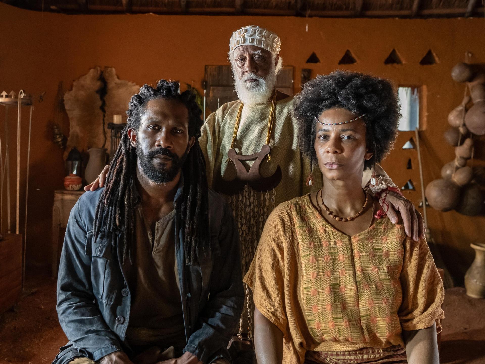 Chinua (Hilton Cobra), Akin (André Luiz Miranda) e Ladisa (Rita Batista) em 'A Nobreza do Amor' - undefined