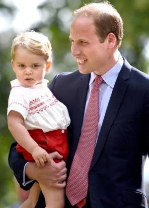 Príncipe William faz apelo aos meios de comunicação para não comprarem fotos de seu filho, George