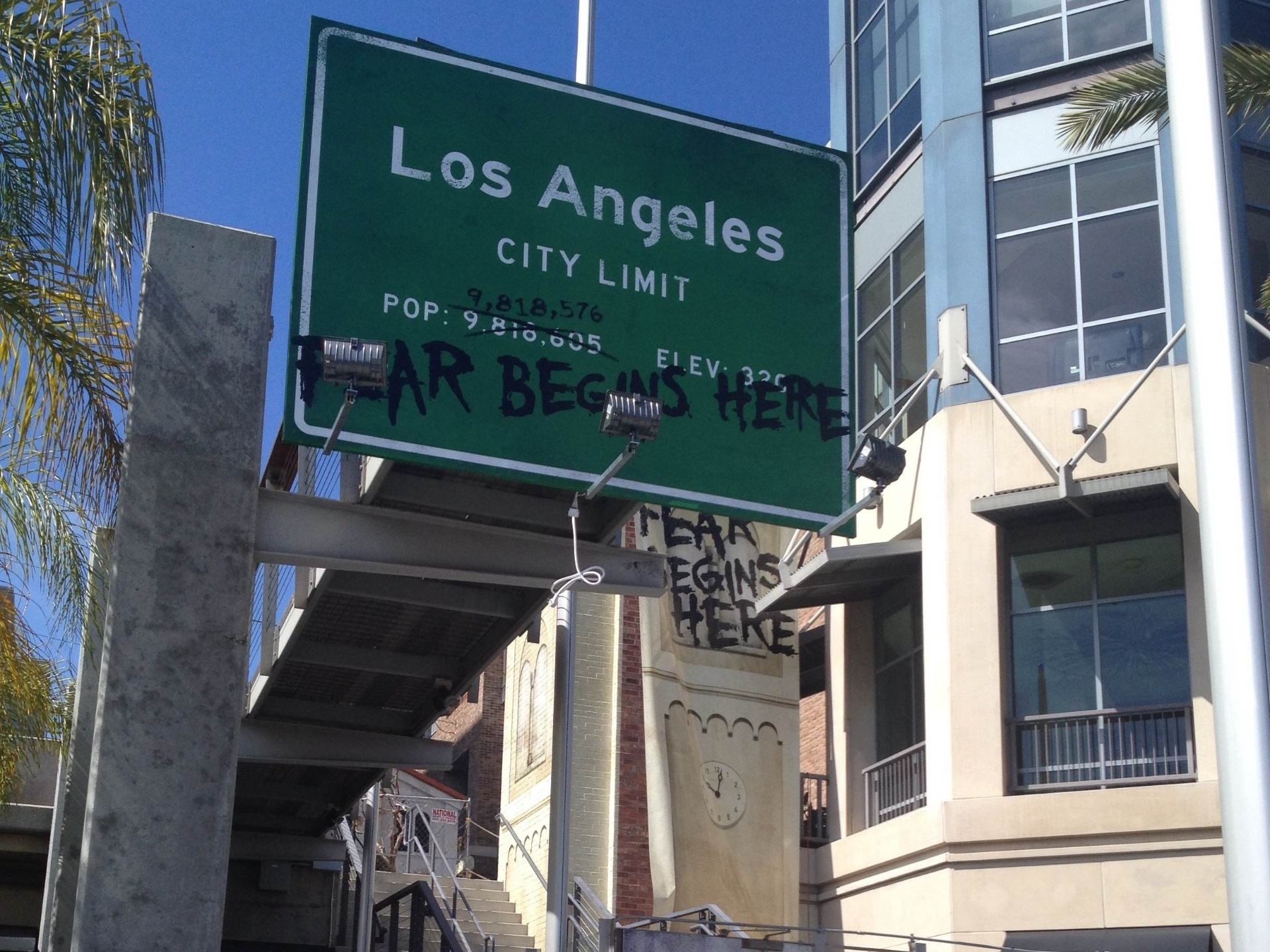 7.jul.2015 - Pixação "o medo começa aqui" chama a atenção nas ruas de San Diego apenas um dia antes da estreia da Comic-Con 2015, que faz sua estreia nesta quarta-feira, na cidade californiana, nos Estados Unidos - Beatriz Amendola/UOL