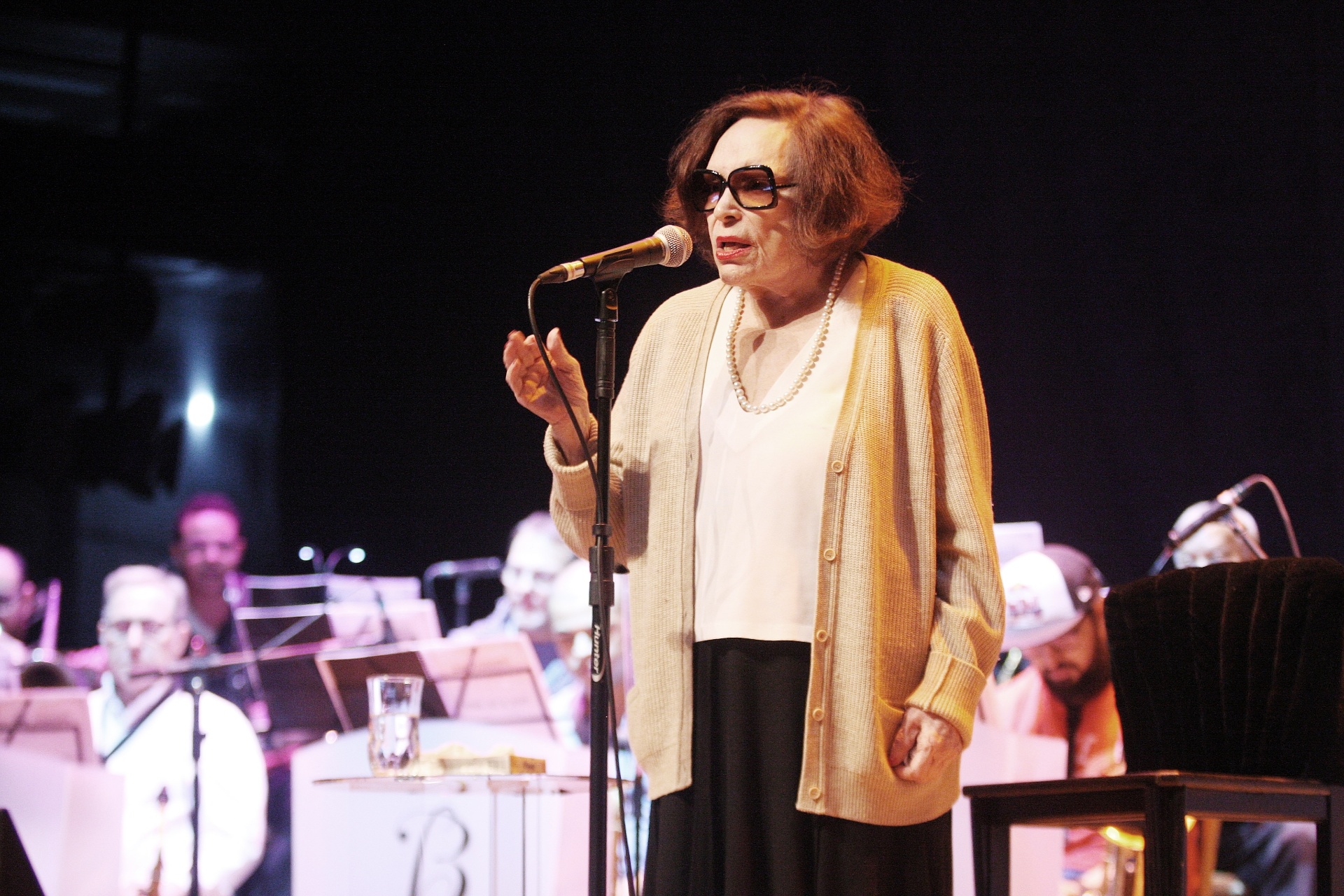 3.ago.2015 - Aos 93 anos, Bibi Ferreira reestreia o espetáculo "Bibi Ferreira Canta Repertório Sinatra" no Theatro Net São Paulo, entre 4 de agosto e 9 de setembro e de 22 de setembro a 7 de outubro - Reinaldo Canato/UOL