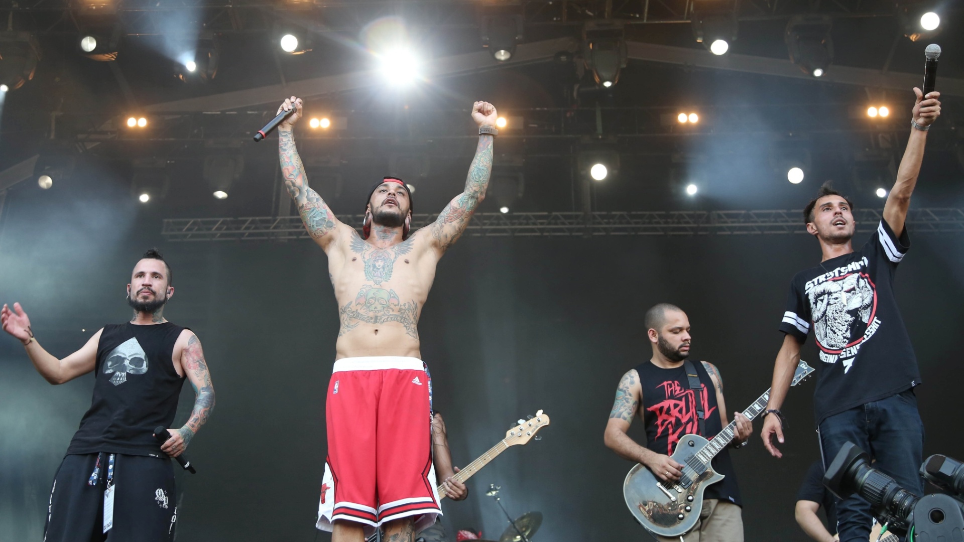 24.set.2015 - Durante sua apresentação no Palco Sunset do Rock in Rio, o John Wayne recebeu a potência de outra banda brasileira em ascensão, Project46 - Marco Antonio Teixeira/UOL