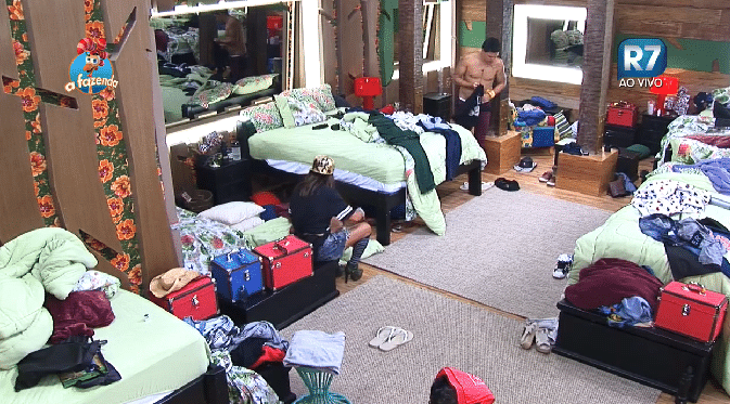 23.out.2015 - Thiago Servo e Mara Maravilha reclamaram da música e do comportamento de alguns peões na festa - Reprodução/Record