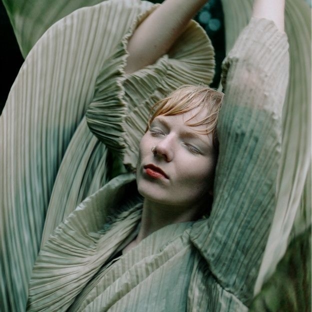 As imagens também refletem a ligação do artista com a natureza e sua paixão pela dança e pela literatura - David Uzochukwu/BBC