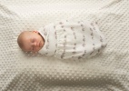 Manta do tipo "charutinho" ajuda a acalmar o recém-nascido - Divulgação