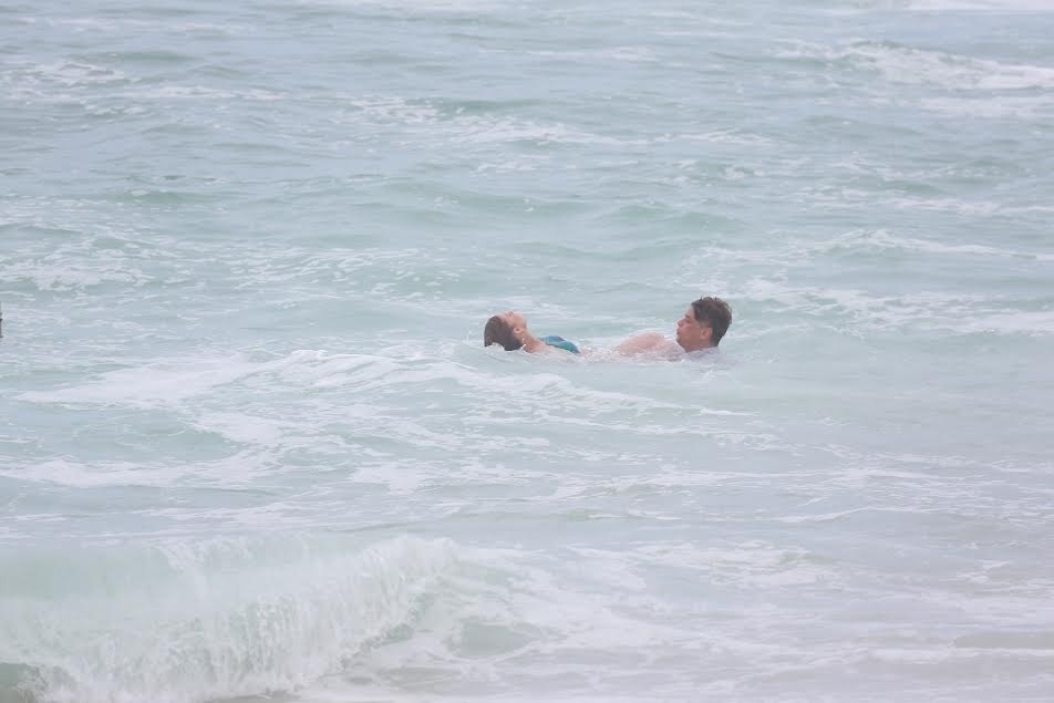 17.fev.2016 - Marina Ruy Barbosa e Fábio Assunção gravam cenas de "Totalmente Demais" na praia da Macumba, no Rio. Na novela, Elisa se afoga e é salva por Arthur - Dilson Silva/AgNews