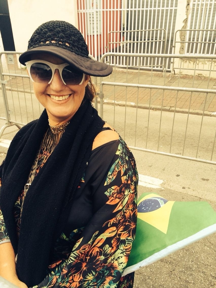 13.mar.2016 - Monica Gheno, 42, veio de Cuiabá para o Lollapalooza Brasil 2016 só para assistir Florence + the Machine, mesmo com "muita vontade" de ir para rua - Tiago Dias/UOL