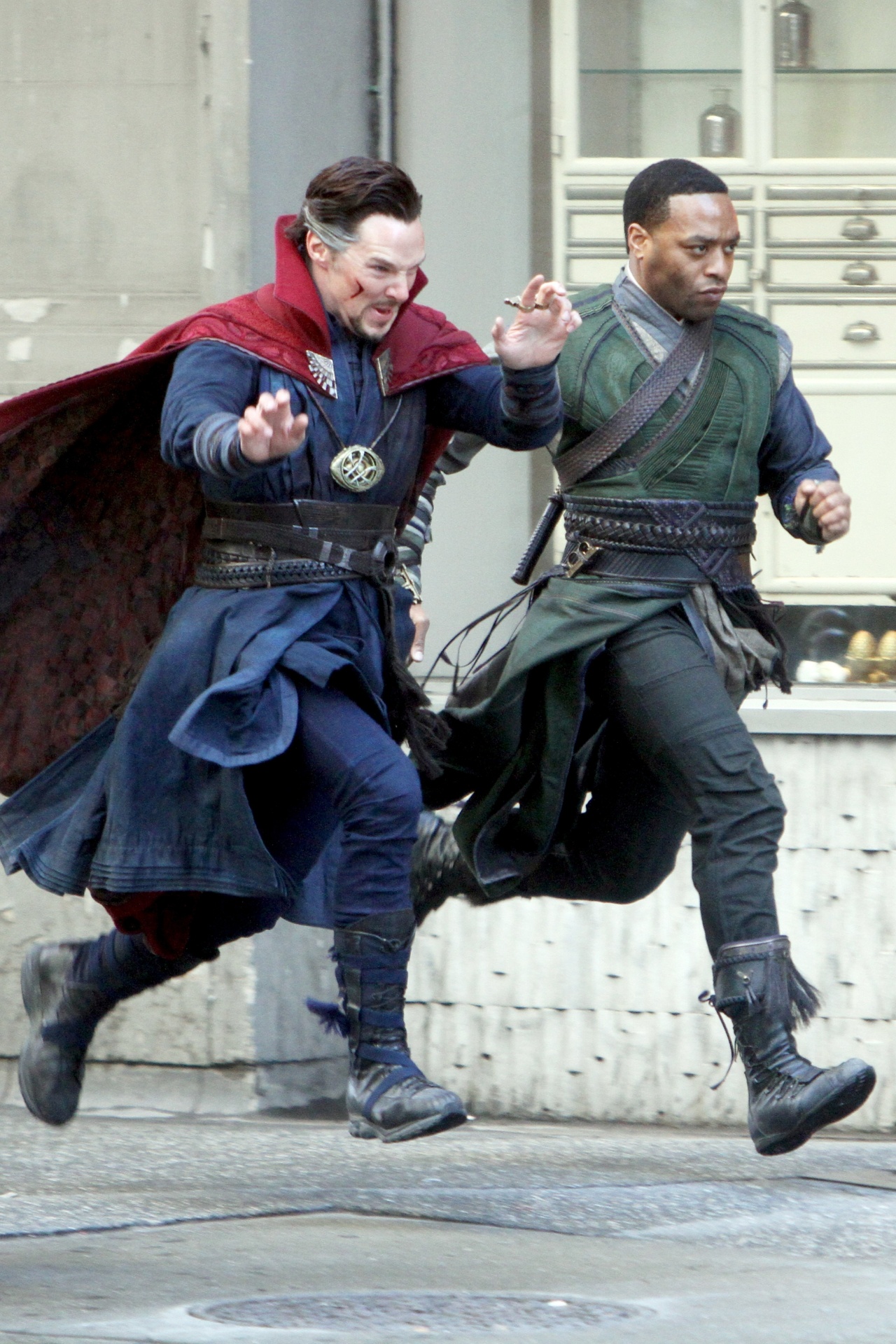 3.abr.2016 - Os atores Benedict Cumberbatch e Chiwetel Ejiofor gravam cenas de "Doutor Estranho" em Nova York - AKI-GSM