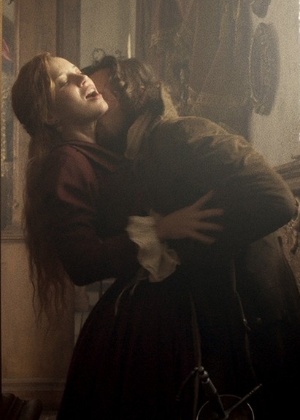 Branca (Nathalia Dill) e Xavier (Bruno Ferrari) se agarram na igreja em "Liberdade, Liberdade" - Reprodução/"Liberdade, Liberdade"/GShow - Reprodução/"Liberdade, Liberdade"/GShow