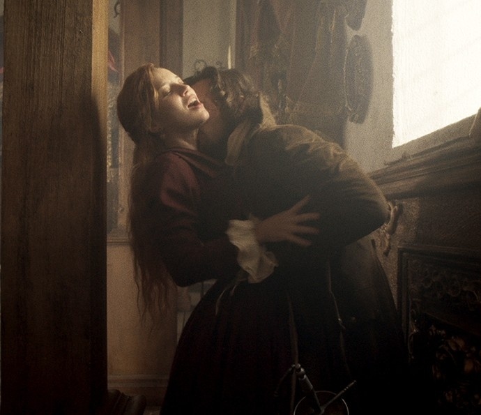 Branca (Nathalia Dill) e Xavier (Bruno Ferrari) se agarram na igreja em "Liberdade, Liberdade" - Reprodução/"Liberdade, Liberdade"/GShow