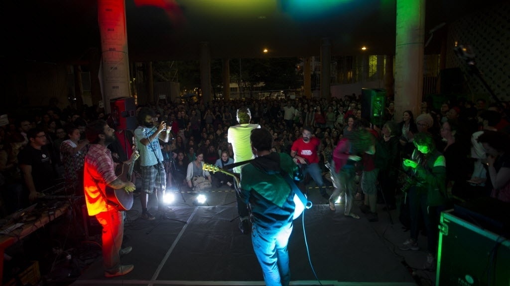 18.mai.2016 - O cantor Otto se apresenta na sede da Funarte no Rio, em protesto contra o fim do Ministério da Cultura - Douglas Shineidr/UOL