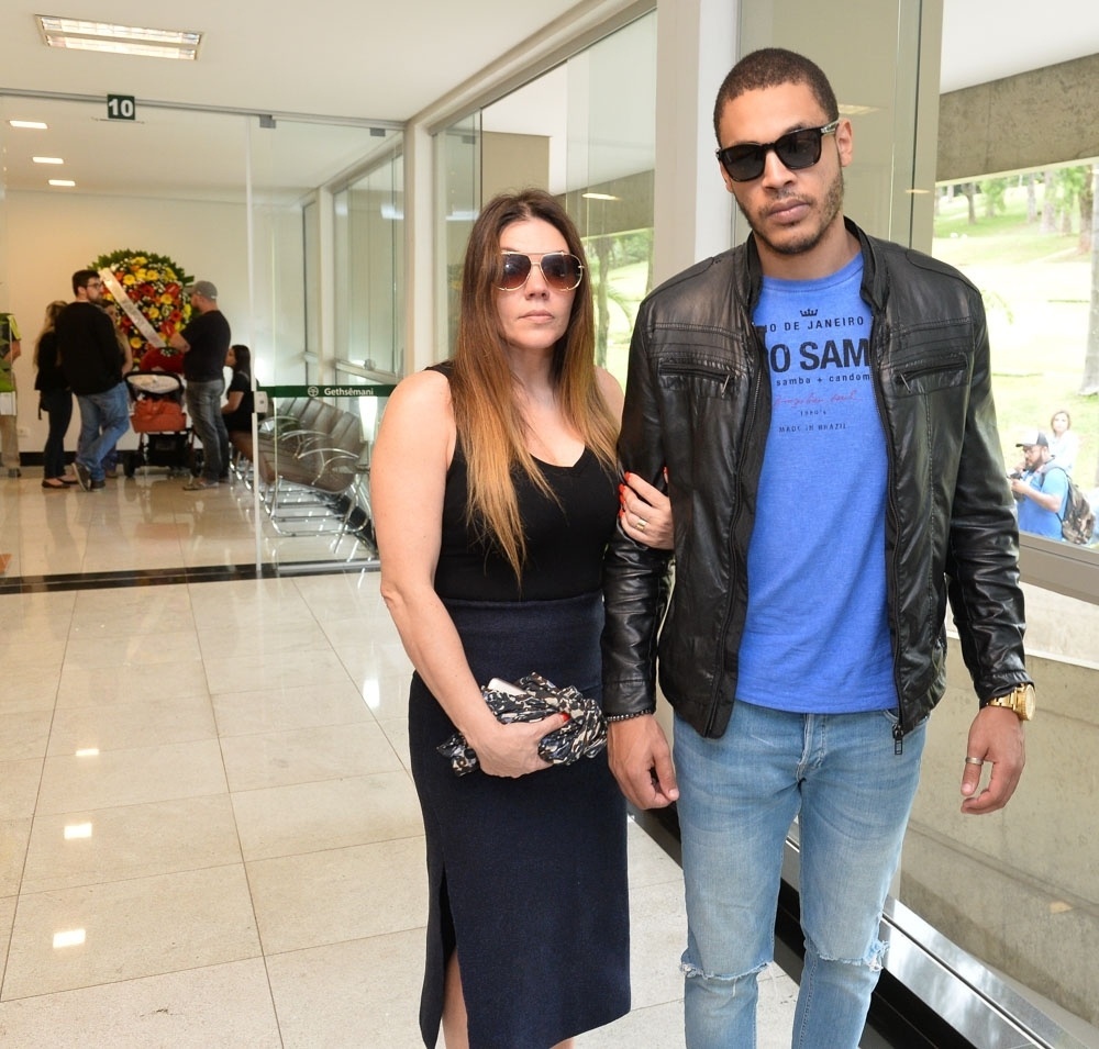 14.out.2016 - Simony e o marido, Patrick, chegam ao Cemitério Gethsêmani, em São Paulo, para o velório do ator e humorista Orival Pessini, criador de personagens como Fofão e Patropi. Os dois trabalharam juntos no "Balão Mágico" - Francisco Cepeda/AgNews