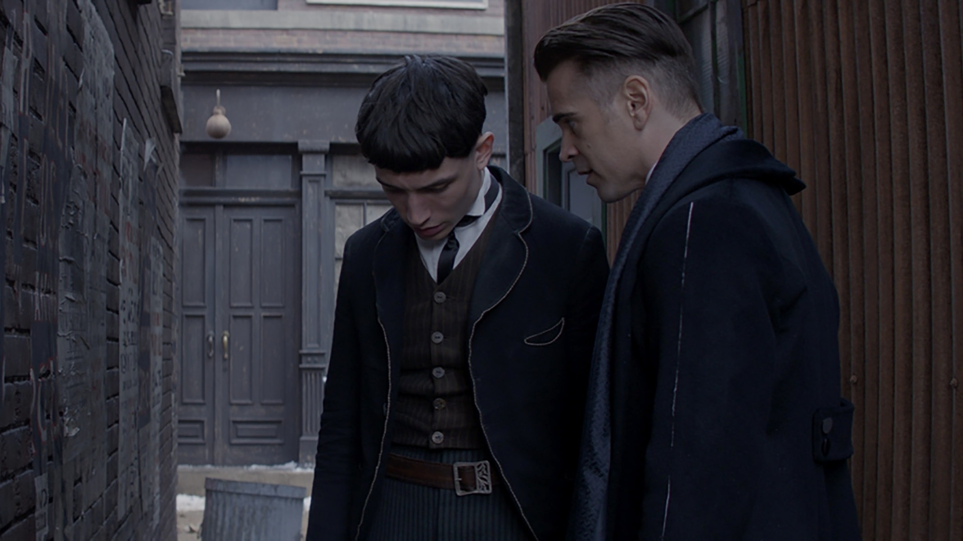 Ezra Miller e Colin Farrel em cena de "Animais Fantásticos e Onde Habitam" - Divulgação /Warner