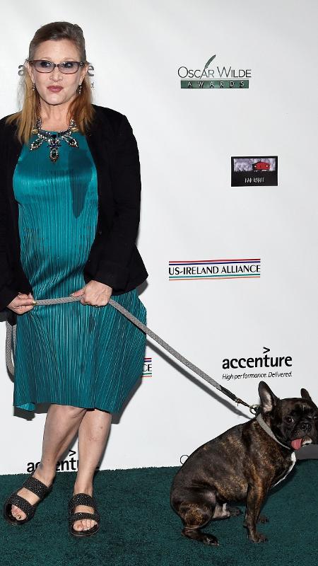 Carrie Fisher costumava levar o cão Gary como seu acompanhante em premiações - Kevork Djansezian/Reauters