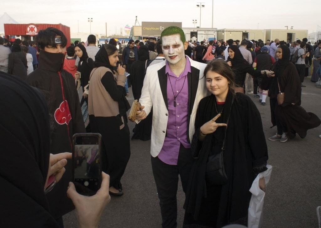 Fayez Nureldine/AFP Photo - Fã se diverte com cosplay do coringa na Arábia Saudita
