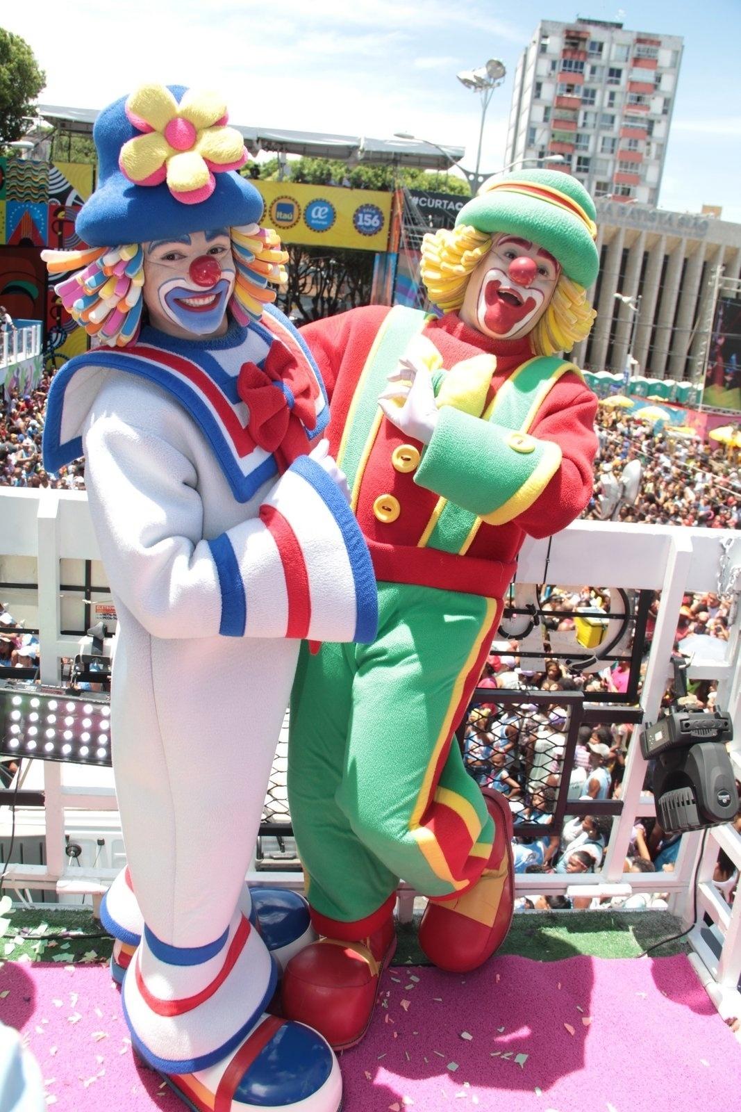 Os palhaços Patati e Patatá se apresentaram em cima do trio elétrico de Carla Perez, no circuito Campo Grande, em Salvador - JC Pereira e Webert Belicio/AgNews