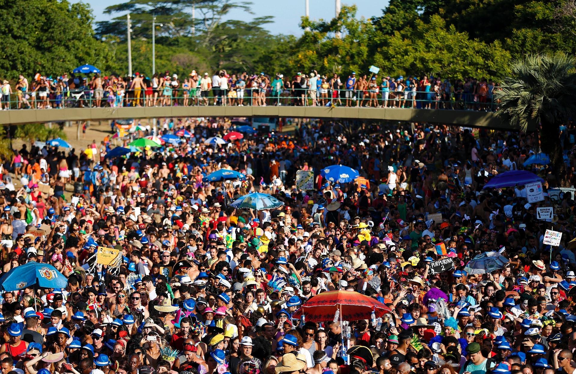 Formada em 2008, o bloco Orquestra Voadora desfilou nesta terça-feira (28) no Aterro do Flamengo - Marcelo de Jesus/UOL