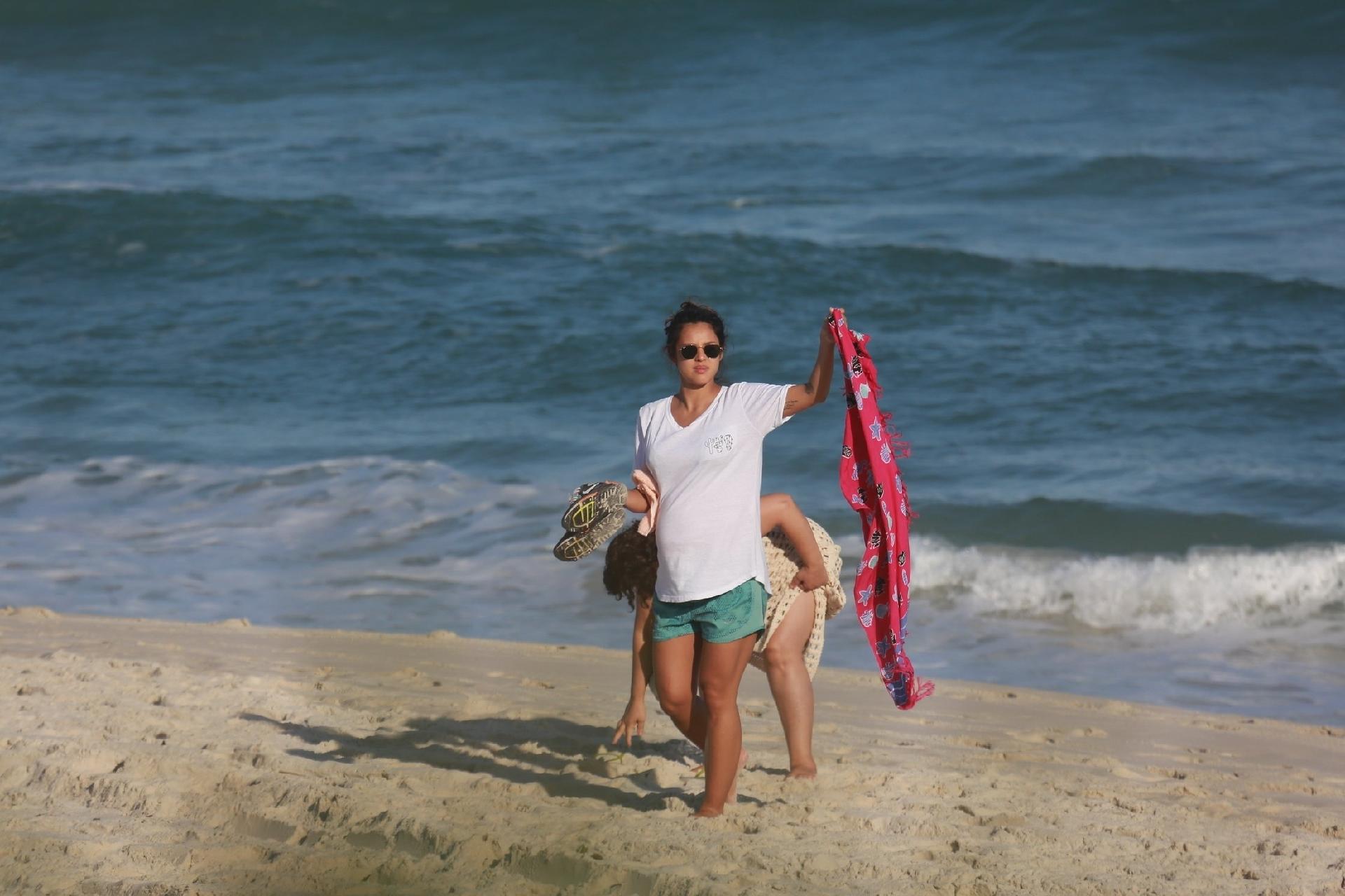 Depois de meia hora na areia tomando sol, Yanna Lavigne deixou a praia acompanhada da mãe Lúcia  - AgNews/Dilson Silva