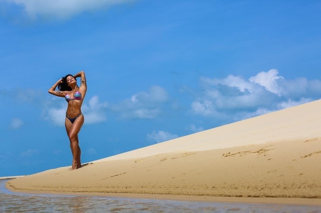 Aline Riscado usou uma versão com listras e muita cor - Reprodução/Instagram