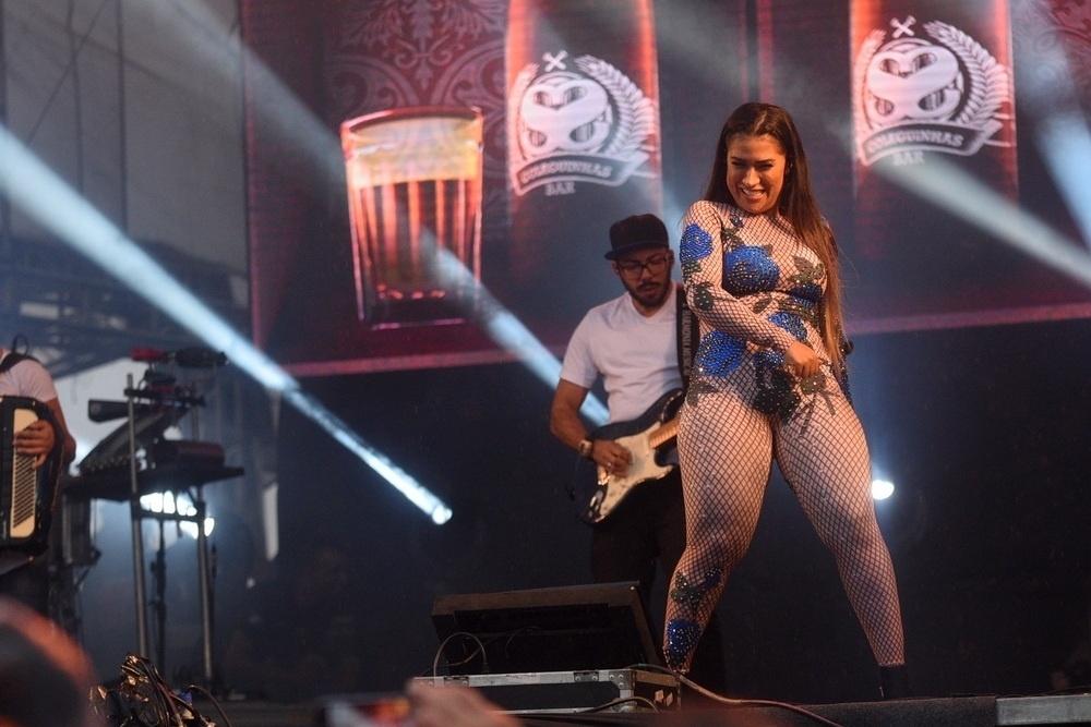 30.12.2017-  Simone usa macacão justíssimo durante show no festival Villa Mix em Santa Catarina - Leo Franco / AgNews