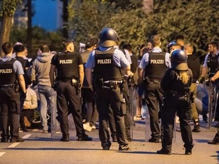 Policiais durante conflito no festival Schlossgrabenfest, na Alemanha - Jan Huebner/Imago
