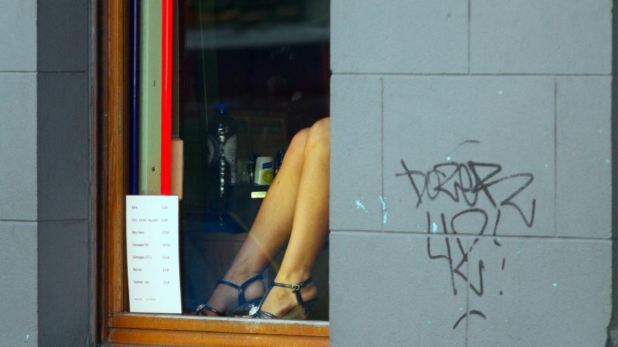 Vitrines onde prostitutas se exibem e oferecem seus serviços amanheceram fechadas em Bruxelas - Getty Images