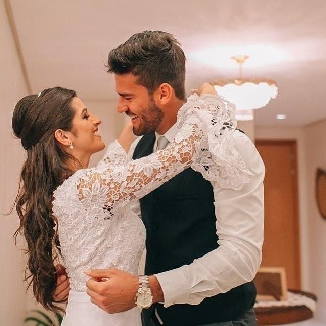 Natália Loewe, mulher do goleiro Alisson, é médica. Os dois são pais de Helena, de 1 ano, que faz sucesso nas redes sociais da mãe, com quase 50 mil seguidores. Natália e Alisson estão casados há três anos. "Te amo e quero te amar cada vez mais e cada vez melhor @alissonbecker", escreveu ela há cinco dias para comemorar o aniversário de casamento - Reprodução/Instagram