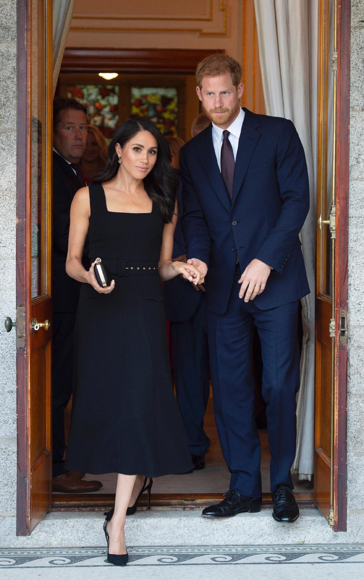 Para uma festa a céu aberto durante a viagem, Meghan foi de vestido Emilia Wickstead, uma marca muito usada pela duquesa Kate - Getty Images