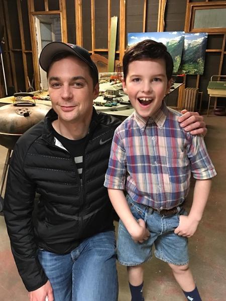 Jim Parsons, o Sheldon de "The Big Bang Theory", posa com Iain Armitage, que interpreta a versão criança do personagem em "Young Sheldon" - Reprodução/Instagram - Reprodução/Instagram