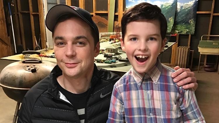 Jim Parsons, o Sheldon de "The Big Bang Theory", posa com Iain Armitage, que interpreta a versão criança do personagem em "Young Sheldon" - Reprodução/Instagram - Reprodução/Instagram