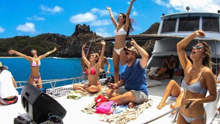 Marquezine (à esquerda),  curte passeio de barco em Noronha com amigos - Reprodução/Instagram - Reprodução/Instagram
