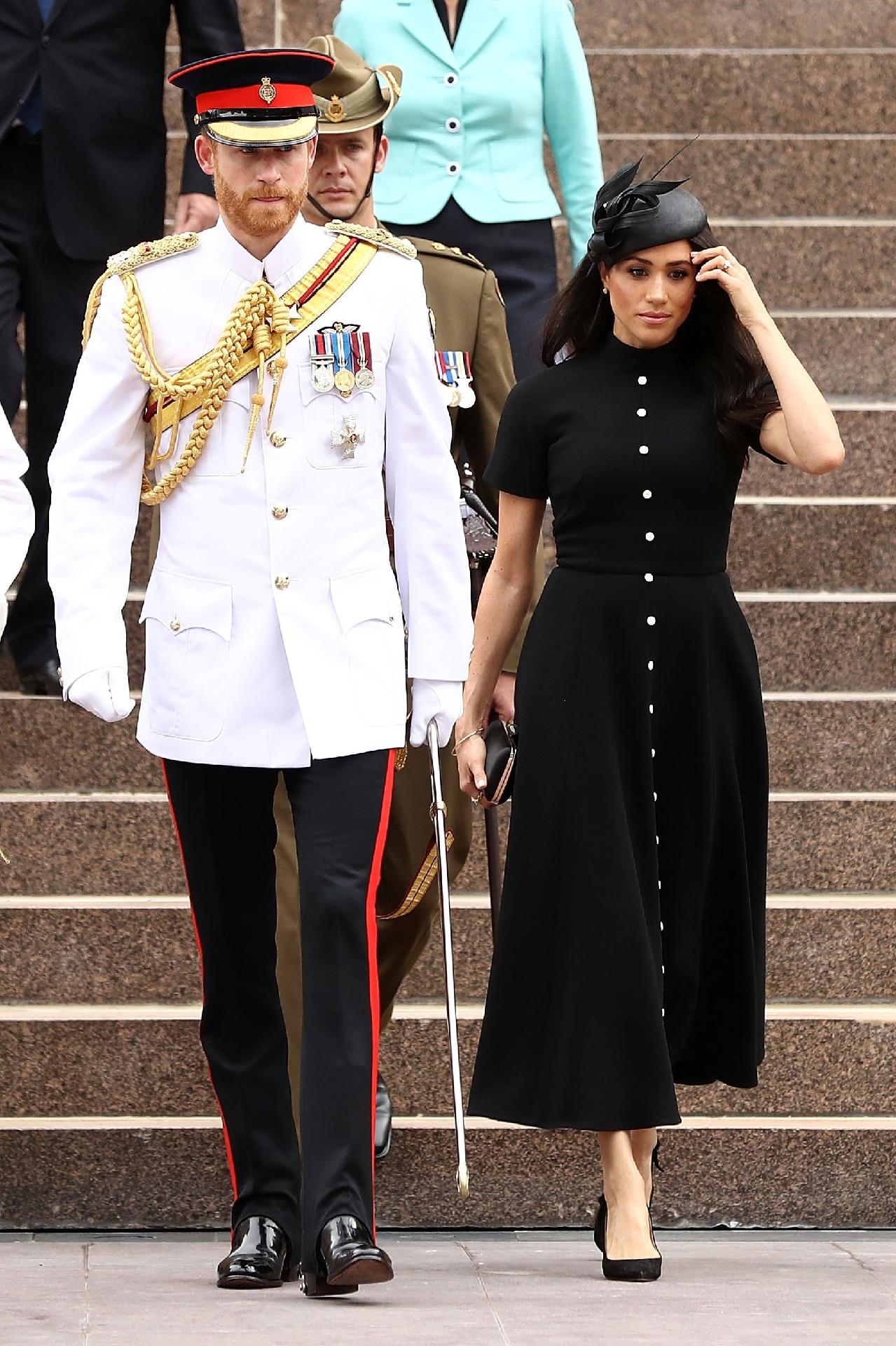 Mais uma vez usando um vestido da grife Emilia Wickstead, a duquesa escolheu um modelo cheio de botões (1,6 mil libras ou 7,6 mil reais)  e chapéu Philip Tracey para participar do ANZAC Memorial, em Sydney.  - Getty Images